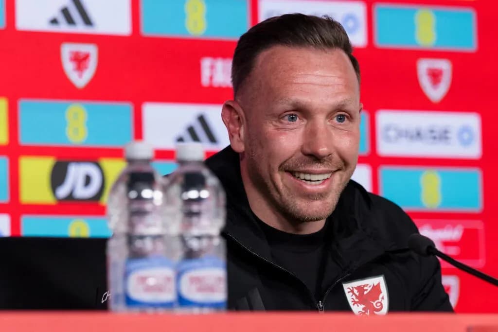 Entrenador sonriendo en conferencia de prensa Entrenador sonriendo en conferencia de prensa