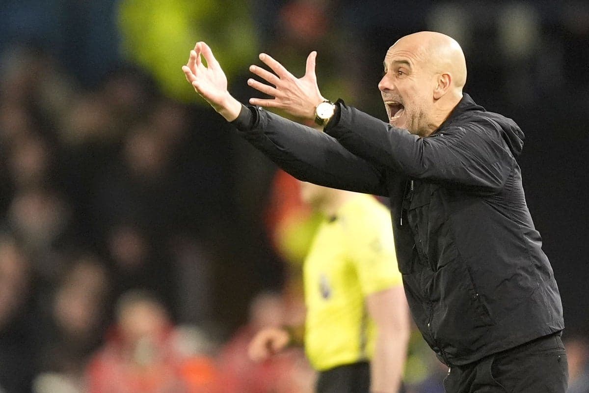 Entrenador gesticulando durante un partido de fútbol Entrenador gesticulando durante un partido de fútbol