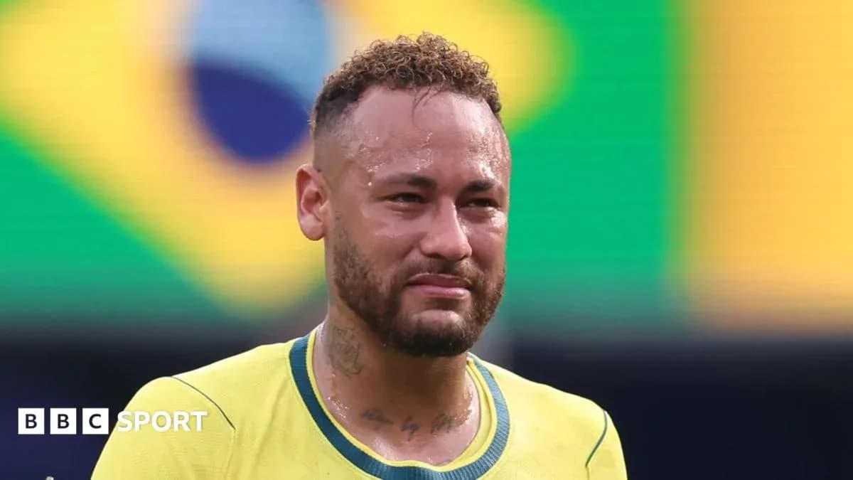 Jugador brasileño con camiseta amarilla en el campo Jugador brasileño con camiseta amarilla en el campo