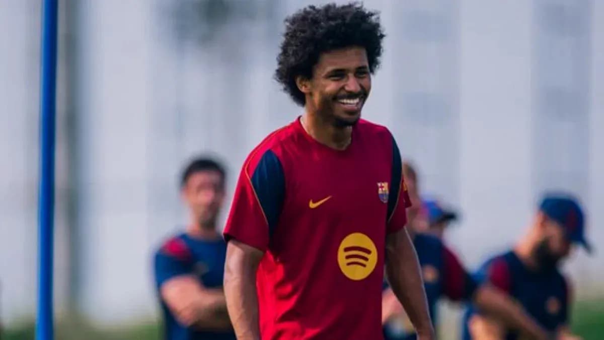 Jugador del FC Barcelona sonriendo durante entrenamiento Jugador del FC Barcelona sonriendo durante entrenamiento