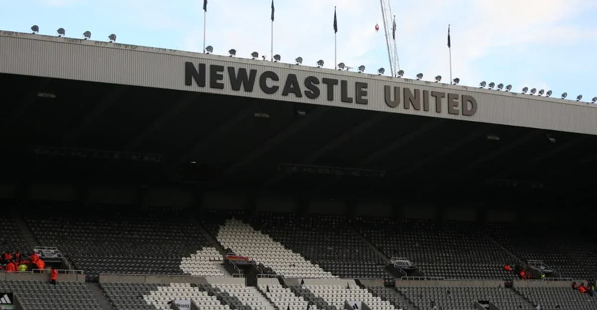 Vista del estadio de Newcastle United con asientos vacíos Vista del estadio de Newcastle United con asientos vacíos