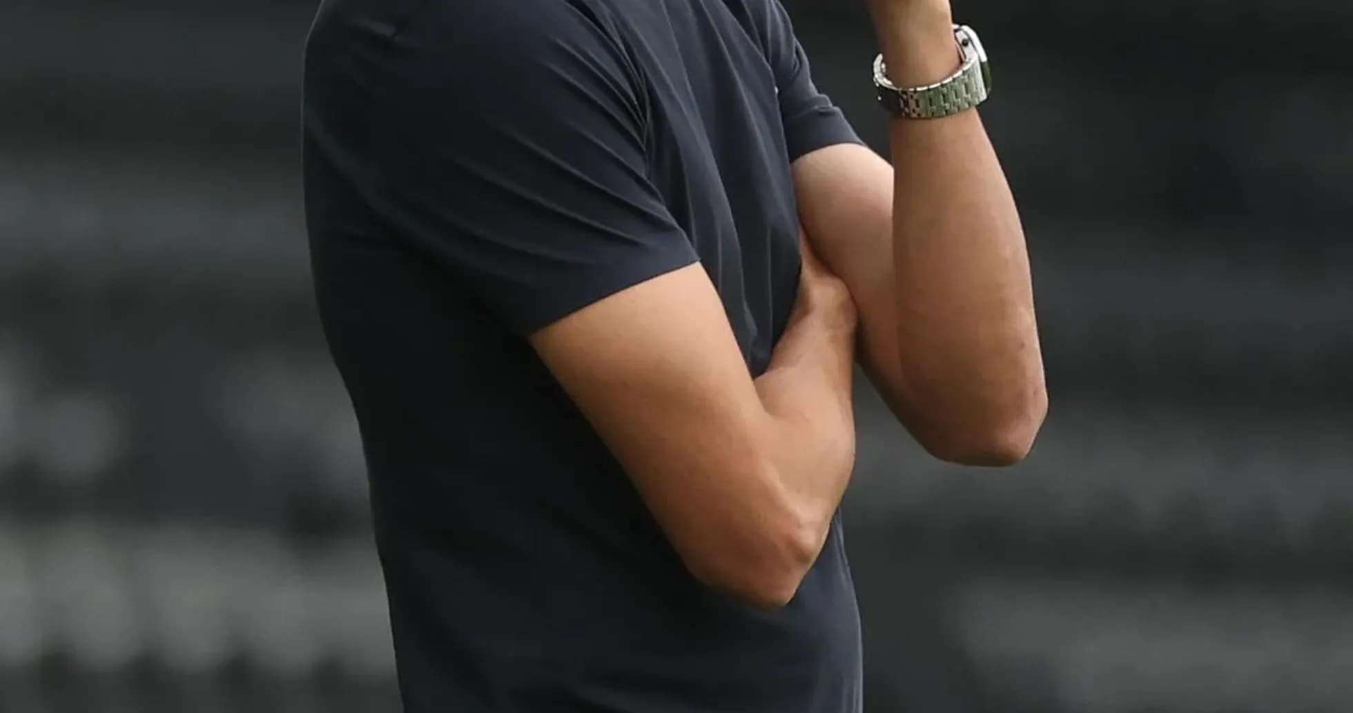 Entrenador observando el partido en la banda Entrenador observando el partido en la banda
