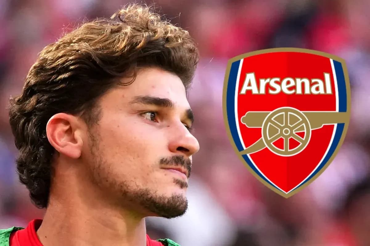 Jugador de Arsenal con escudo del club de fondo Jugador de Arsenal con escudo del club de fondo