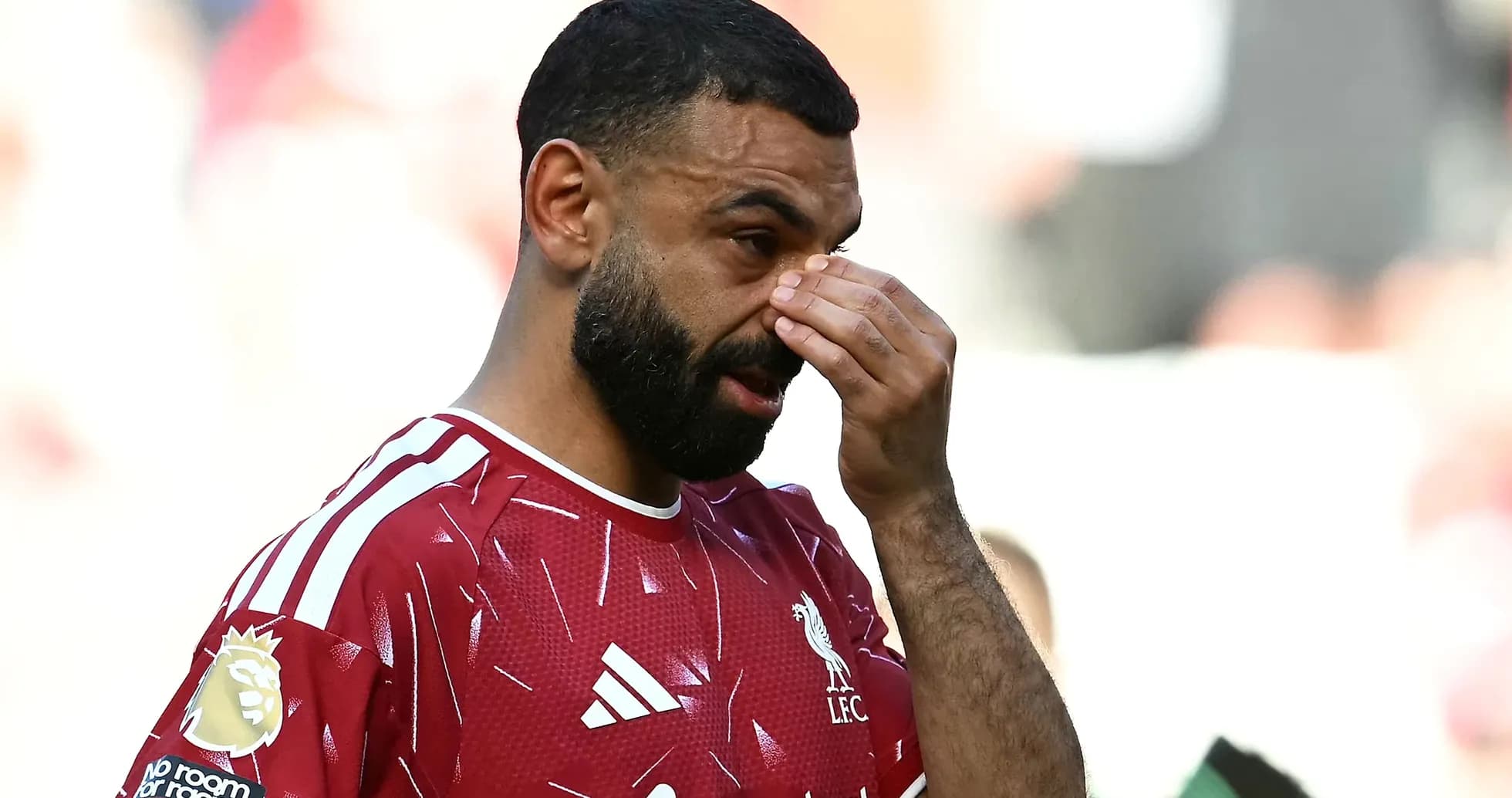 Jugador de Liverpool tocándose la cara durante el partido Jugador de Liverpool tocándose la cara durante el partido