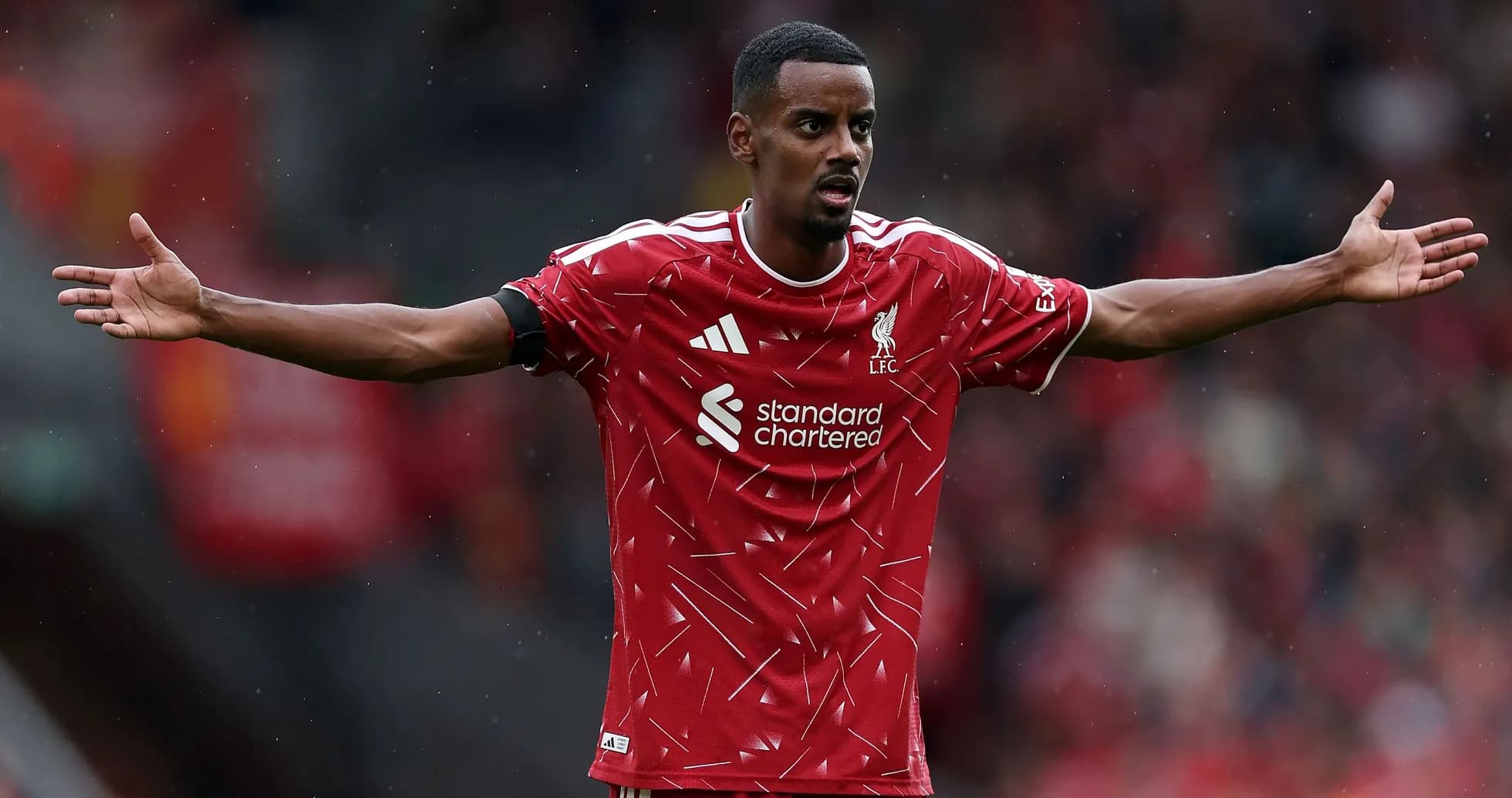 Jugador de Liverpool señalando durante el partido Jugador de Liverpool señalando durante el partido