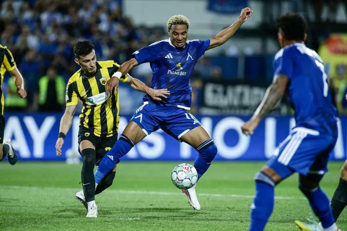 Jugador de Levski Sofia en acción contra AEK Atenas Jugador de Levski Sofia en acción contra AEK Atenas