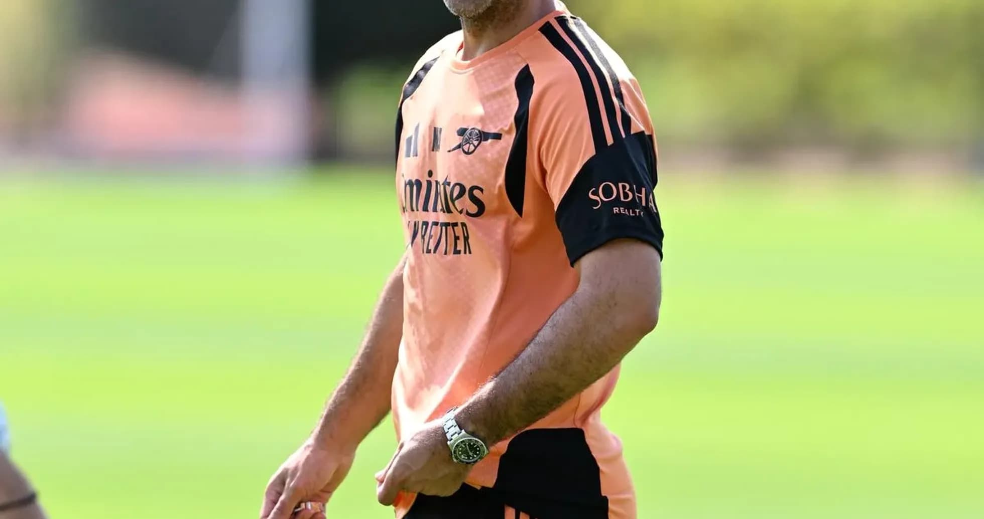 Entrenador sonriendo durante sesión de entrenamiento Entrenador sonriendo durante sesión de entrenamiento