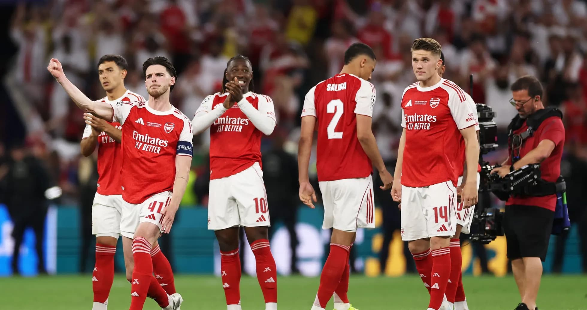 Jugadores del Arsenal en el campo tras el partido Jugadores del Arsenal en el campo tras el partido