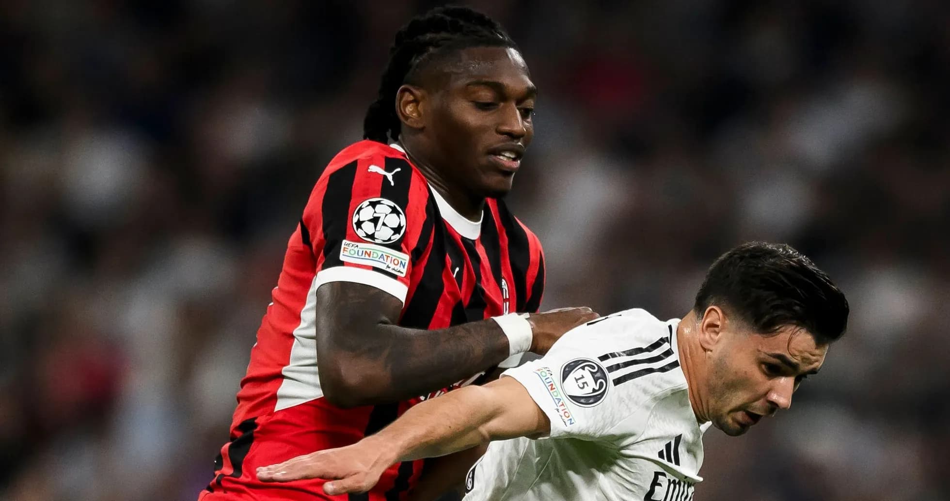 Jugador de AC Milan presionando a rival del Real Madrid Jugador de AC Milan presionando a rival del Real Madrid