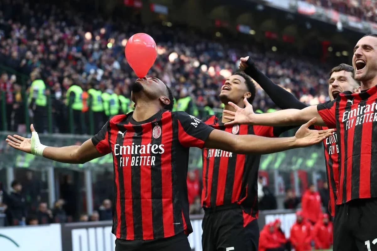 Jugadores de AC Milan celebrando con un globo rojo Jugadores de AC Milan celebrando con un globo rojo