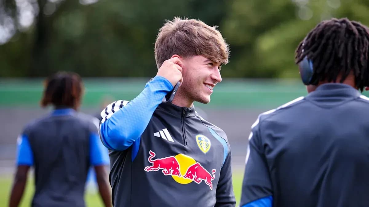 Jugador de Leeds United durante entrenamiento con auriculares Jugador de Leeds United durante entrenamiento con auriculares