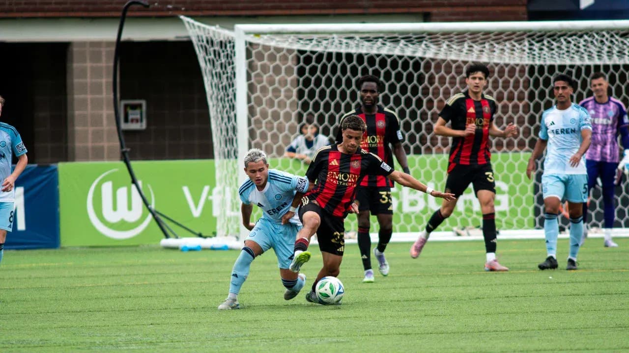 Jugador de Atlanta United II desafiando a oponente Jugador de Atlanta United II desafiando a oponente