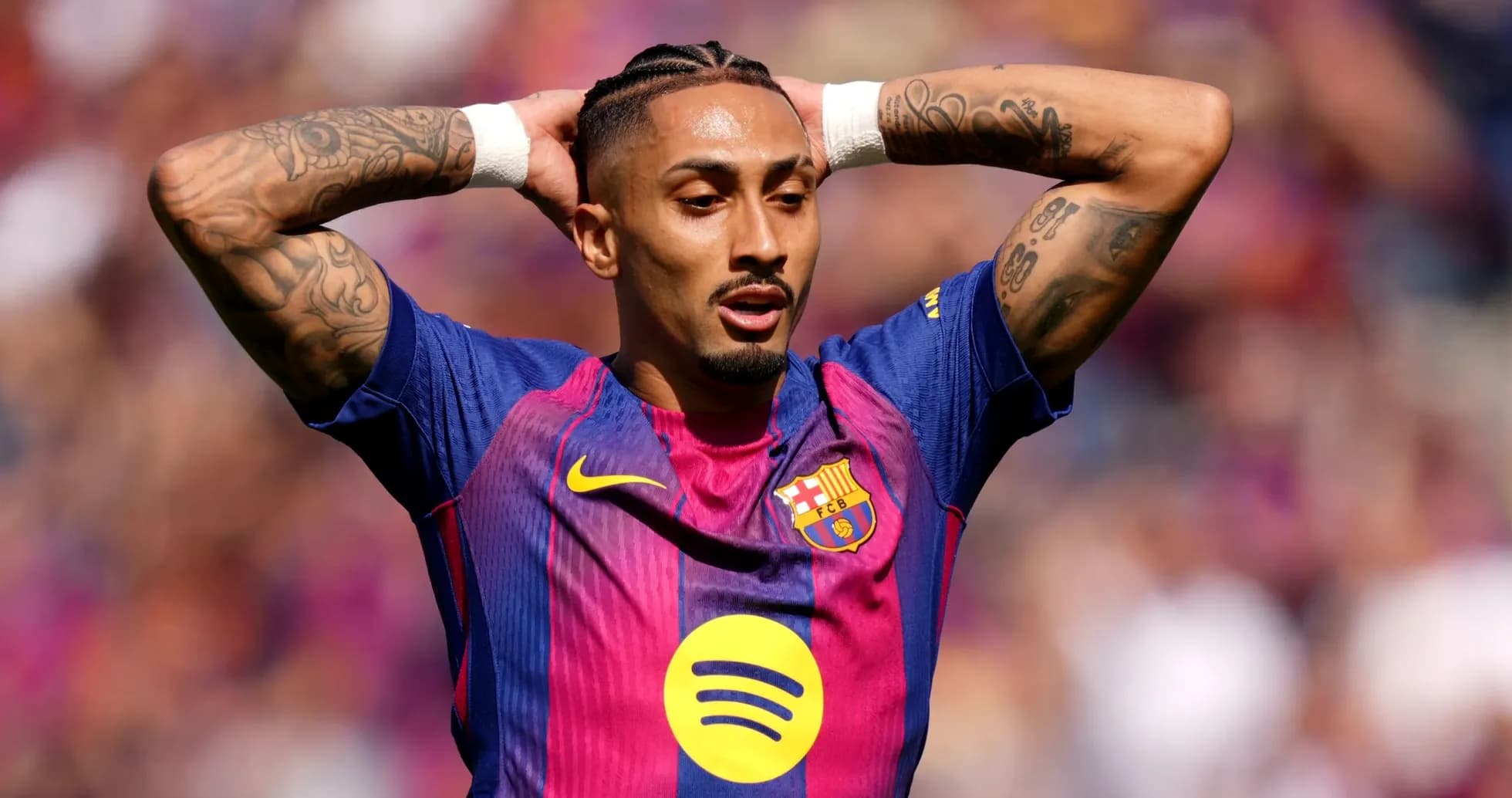 Jugador del Barcelona con brazos en la cabeza Jugador del Barcelona con brazos en la cabeza