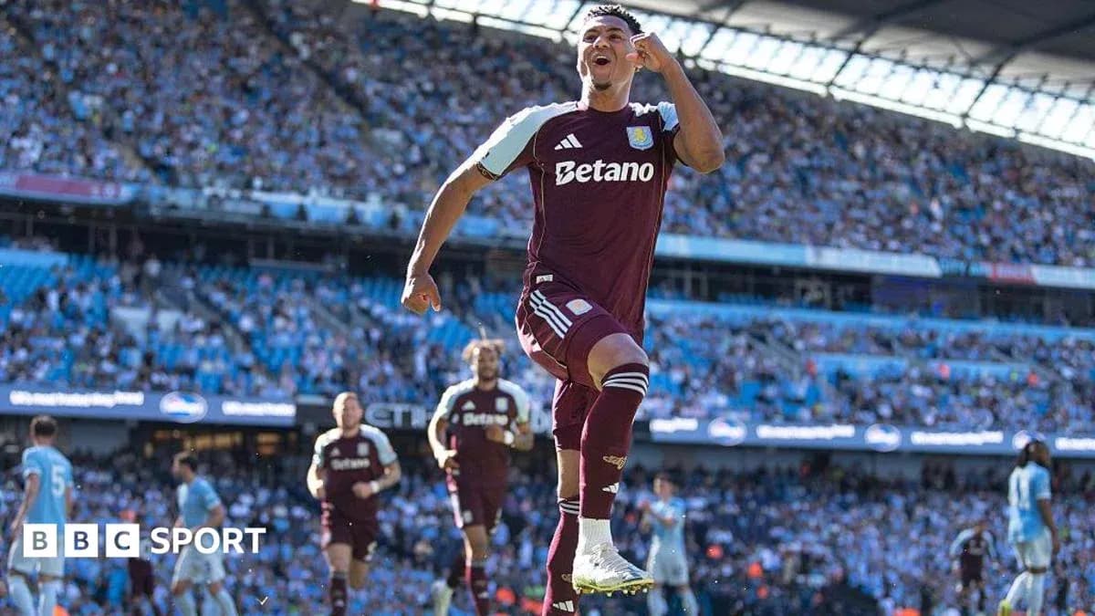 Jugador de Aston Villa celebrando un gol en estadio Jugador de Aston Villa celebrando un gol en estadio