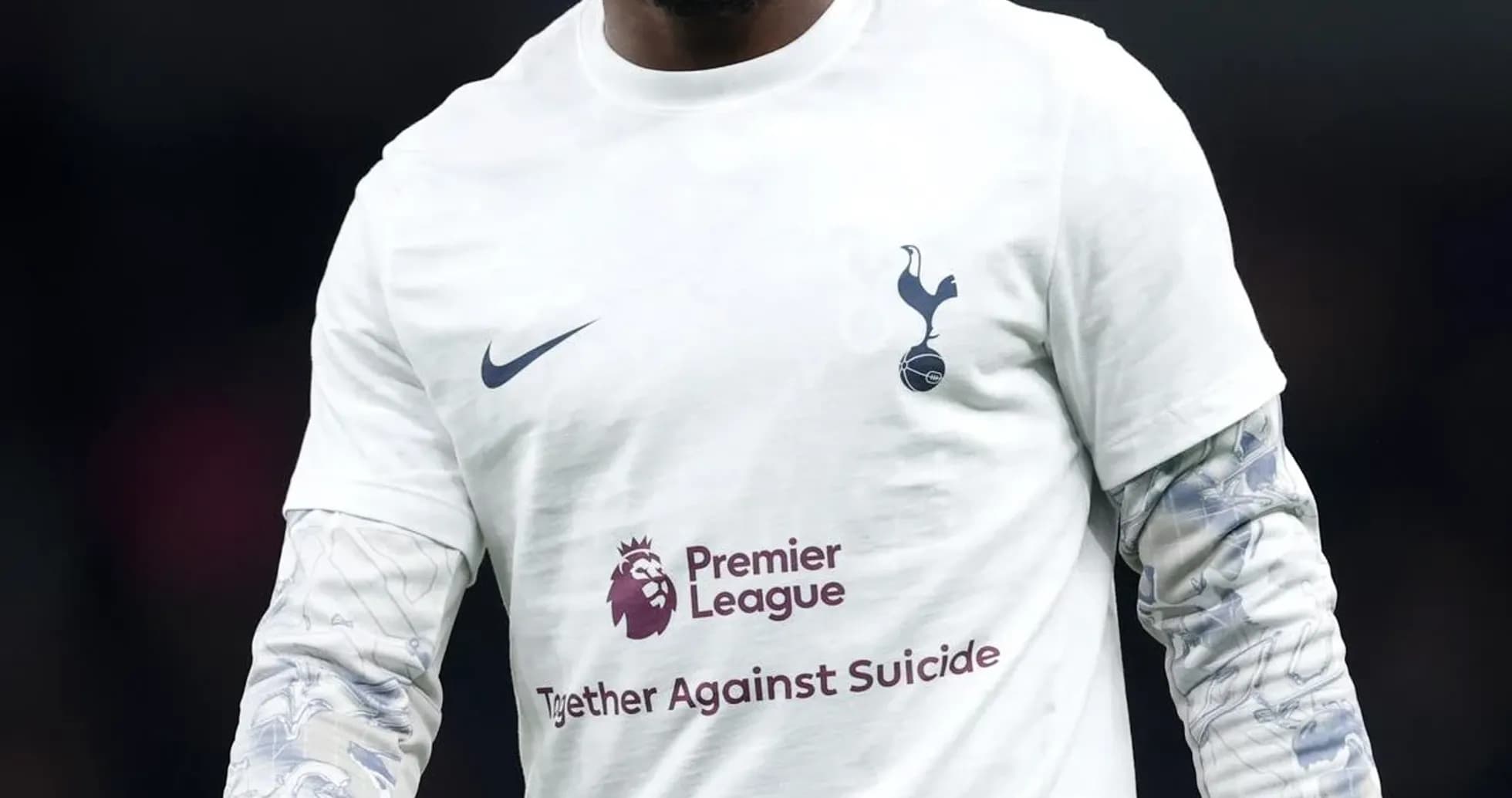 Jugador de Tottenham con camiseta de calentamiento en el campo Jugador de Tottenham con camiseta de calentamiento en el campo