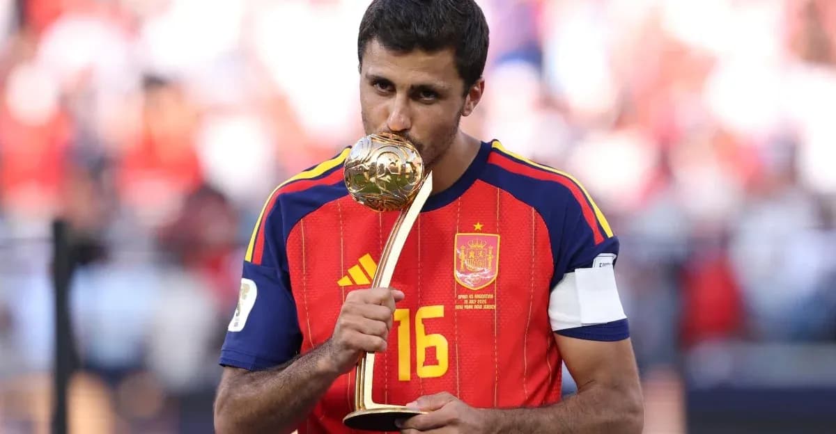 Jugador español besando el trofeo de campeón Jugador español besando el trofeo de campeón