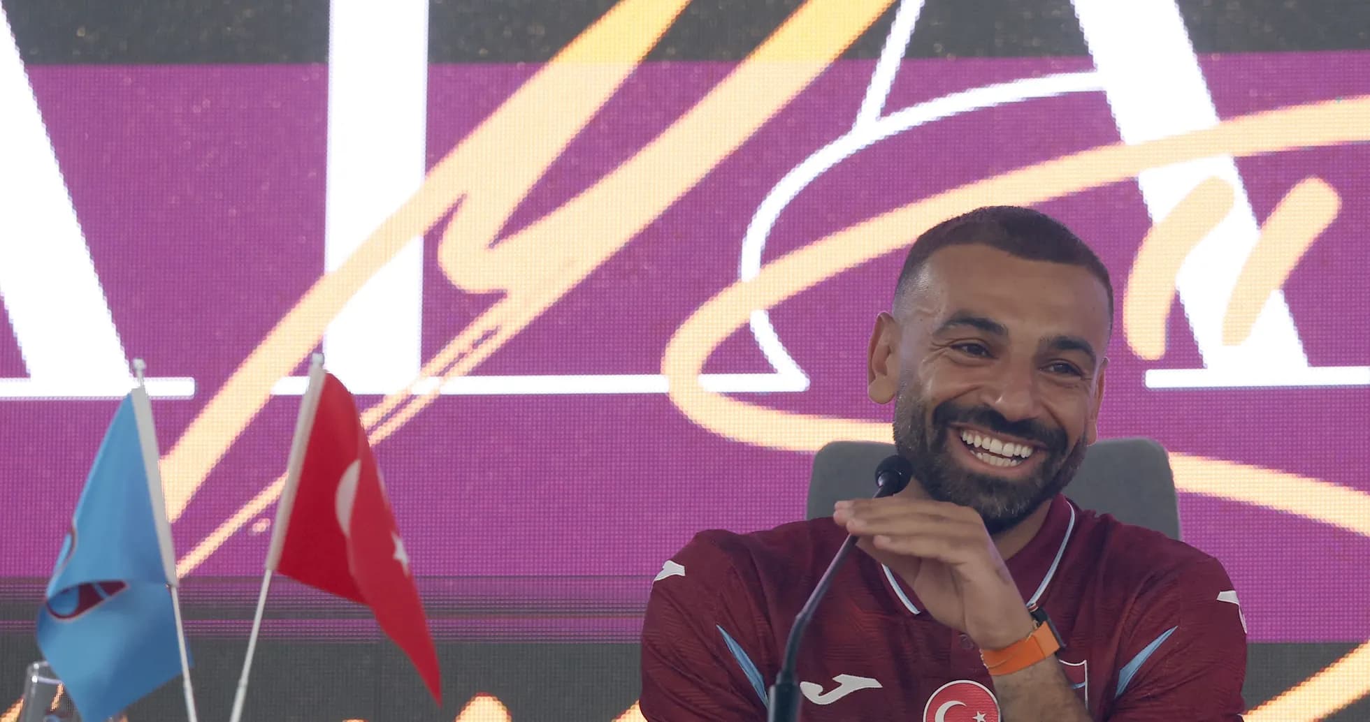 Jugador sonriendo en conferencia de prensa Jugador sonriendo en conferencia de prensa