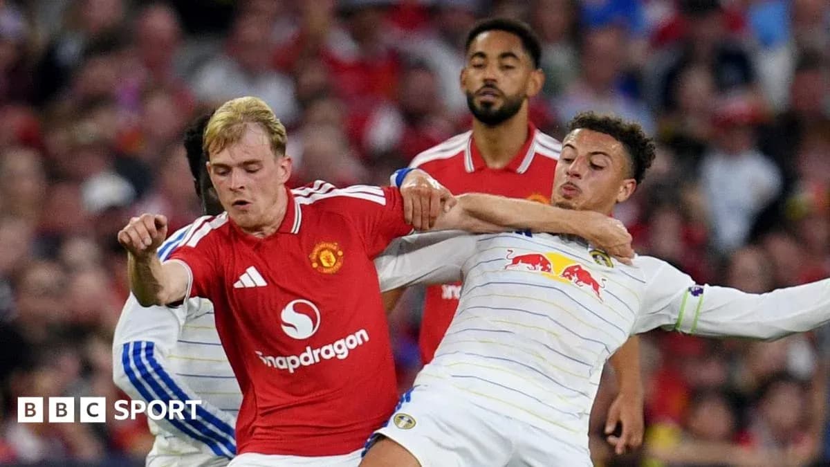 Jugadores de Manchester United y Leeds compiten por el balón Jugadores de Manchester United y Leeds compiten por el balón