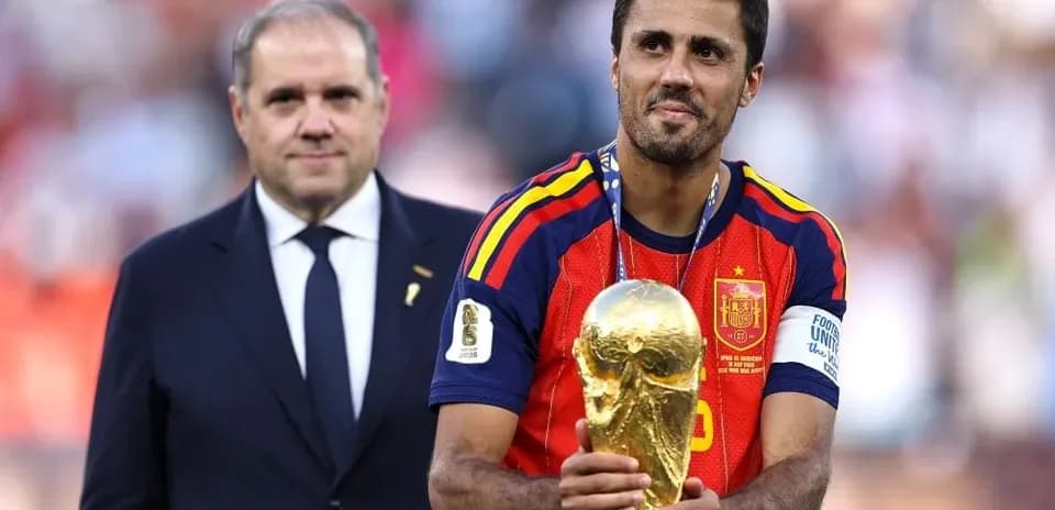 Jugador sosteniendo la Copa del Mundo tras el partido Jugador sosteniendo la Copa del Mundo tras el partido