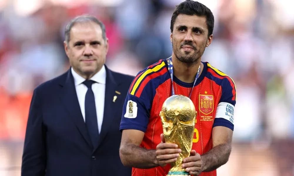 Jugador sosteniendo la Copa del Mundo tras el partido Jugador sosteniendo la Copa del Mundo tras el partido