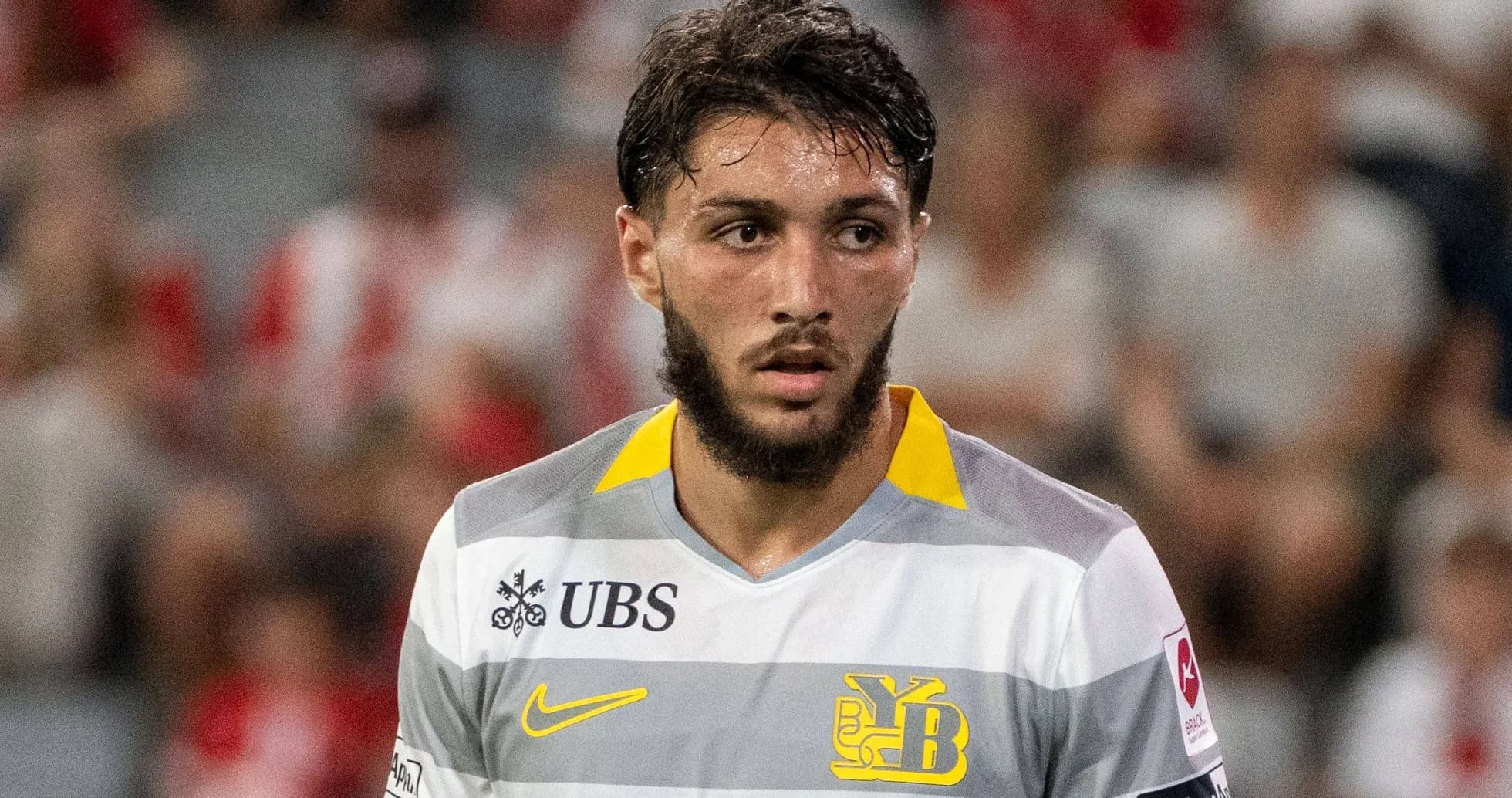 Jugador de fútbol con camiseta de Young Boys en acción Jugador de fútbol con camiseta de Young Boys en acción