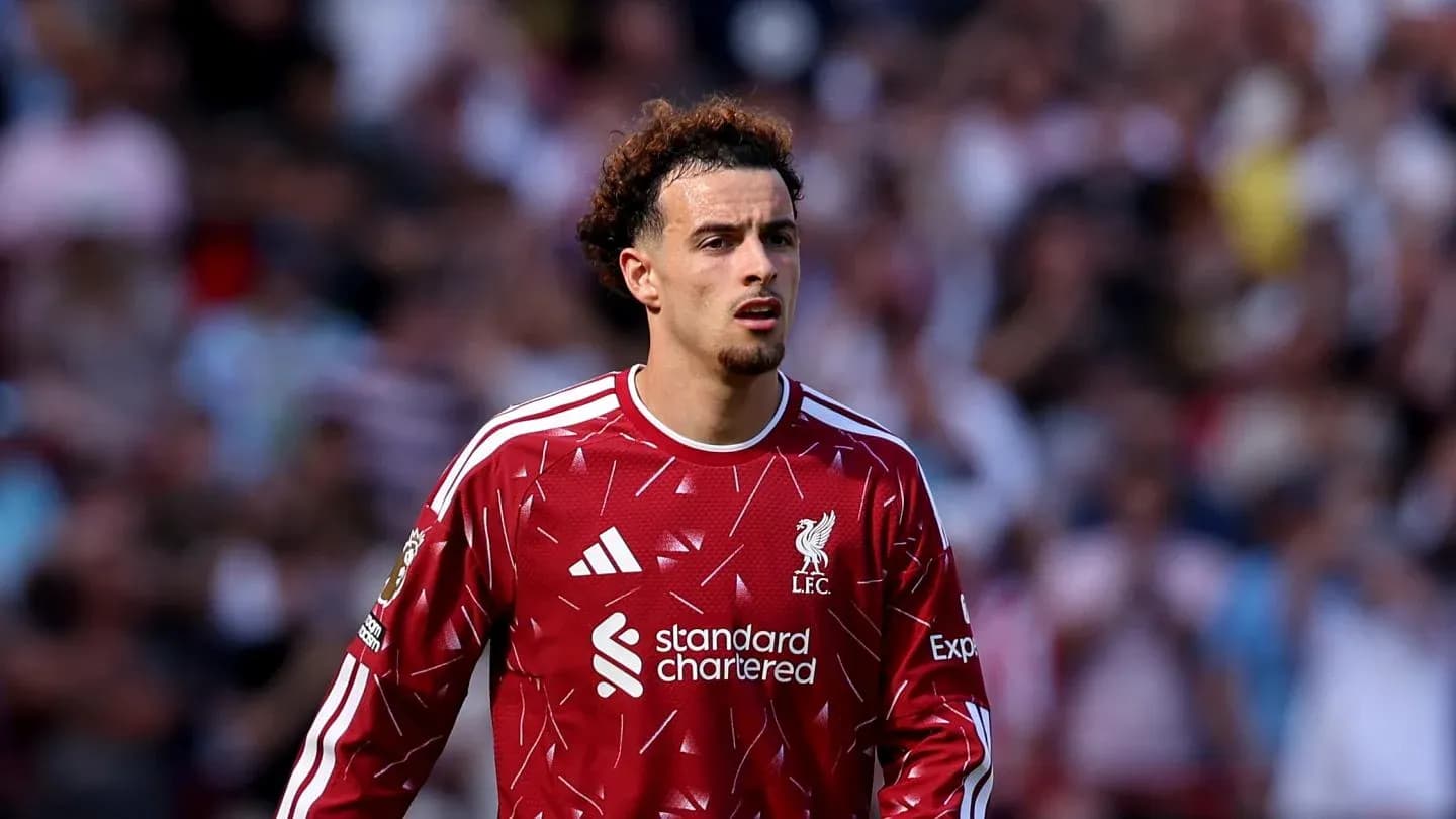 Jugador de Liverpool en acción durante el partido Jugador de Liverpool en acción durante el partido