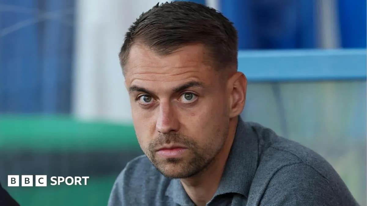 Hombre con mirada seria en un entorno deportivo Hombre con mirada seria en un entorno deportivo