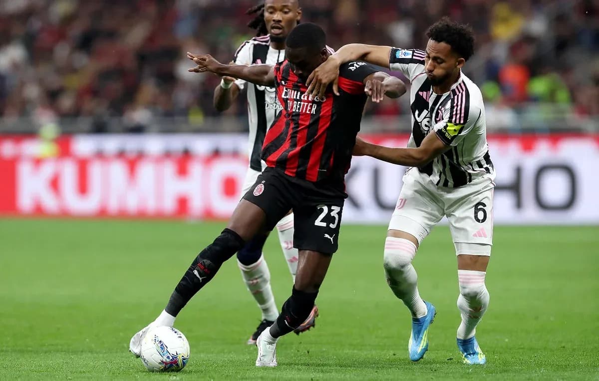 Jugador de AC Milan luchando por el balón Jugador de AC Milan luchando por el balón