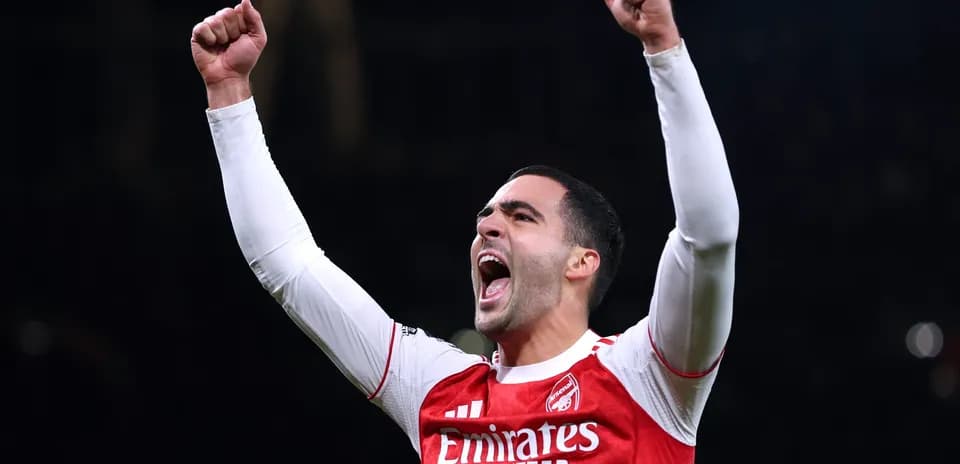 Jugador de Arsenal celebrando con los brazos levantados Jugador de Arsenal celebrando con los brazos levantados