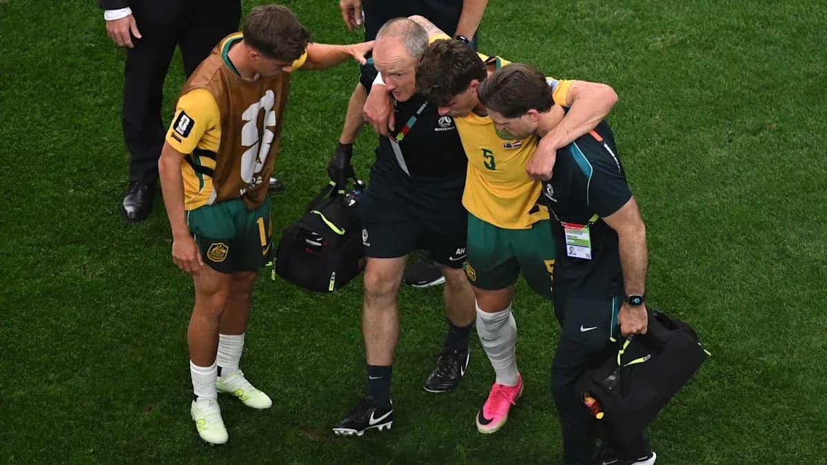 Jugadores de Australia siendo asistidos tras lesión Jugadores de Australia siendo asistidos tras lesión