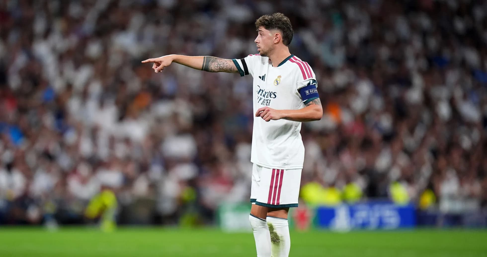 Jugador de Real Madrid dirigiendo a sus compañeros Jugador de Real Madrid dirigiendo a sus compañeros