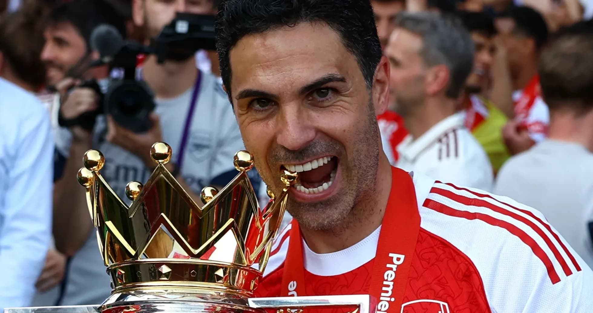 Entrenador de Arsenal celebrando con trofeo de liga Entrenador de Arsenal celebrando con trofeo de liga