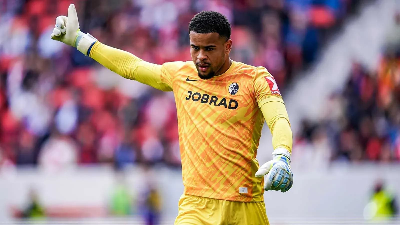 Portero con guantes señalando durante el partido Portero con guantes señalando durante el partido