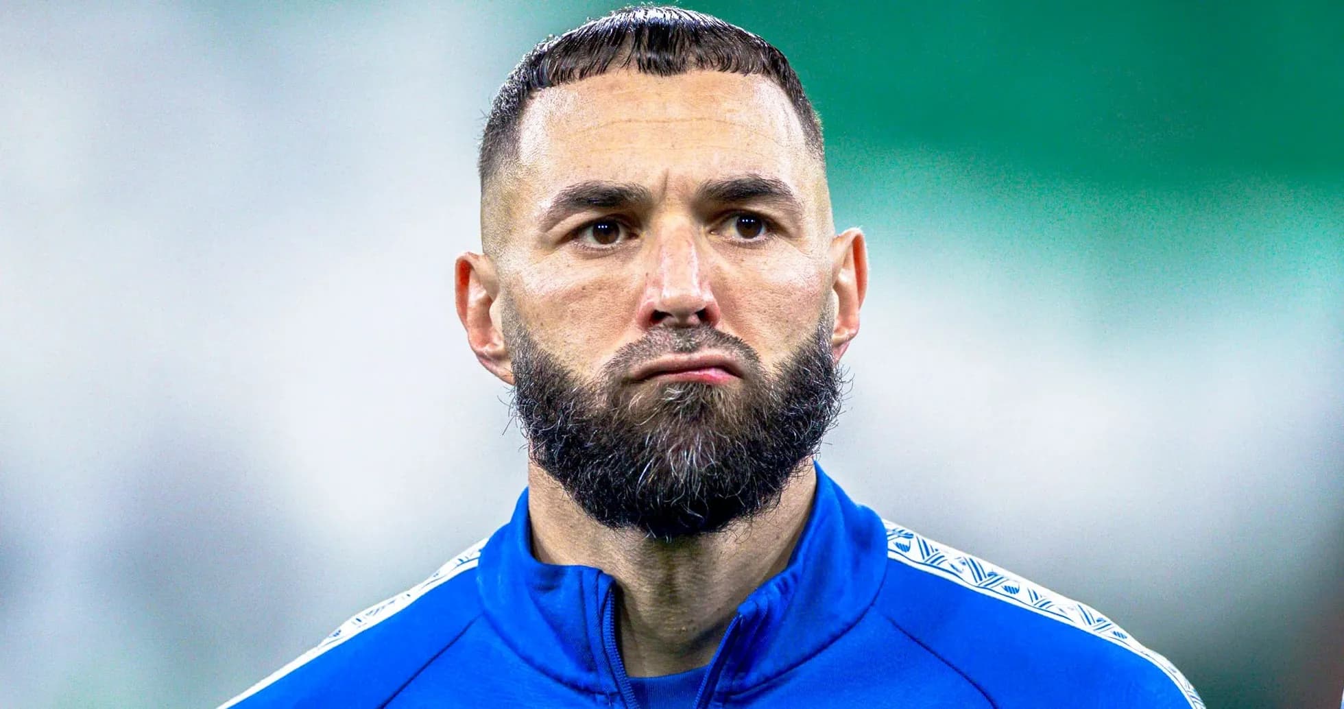 Jugador con barba en uniforme azul mirando hacia adelante Jugador con barba en uniforme azul mirando hacia adelante