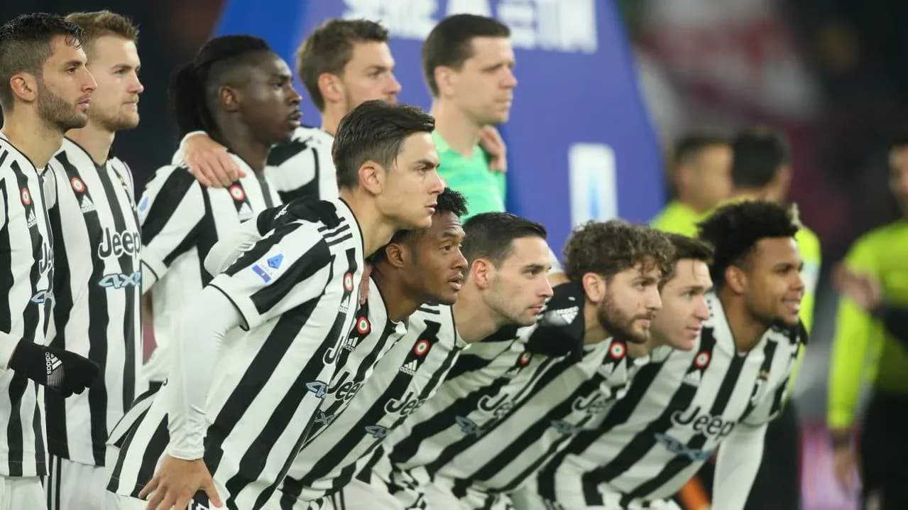 Jugadores de Juventus en formación antes del partido Jugadores de Juventus en formación antes del partido