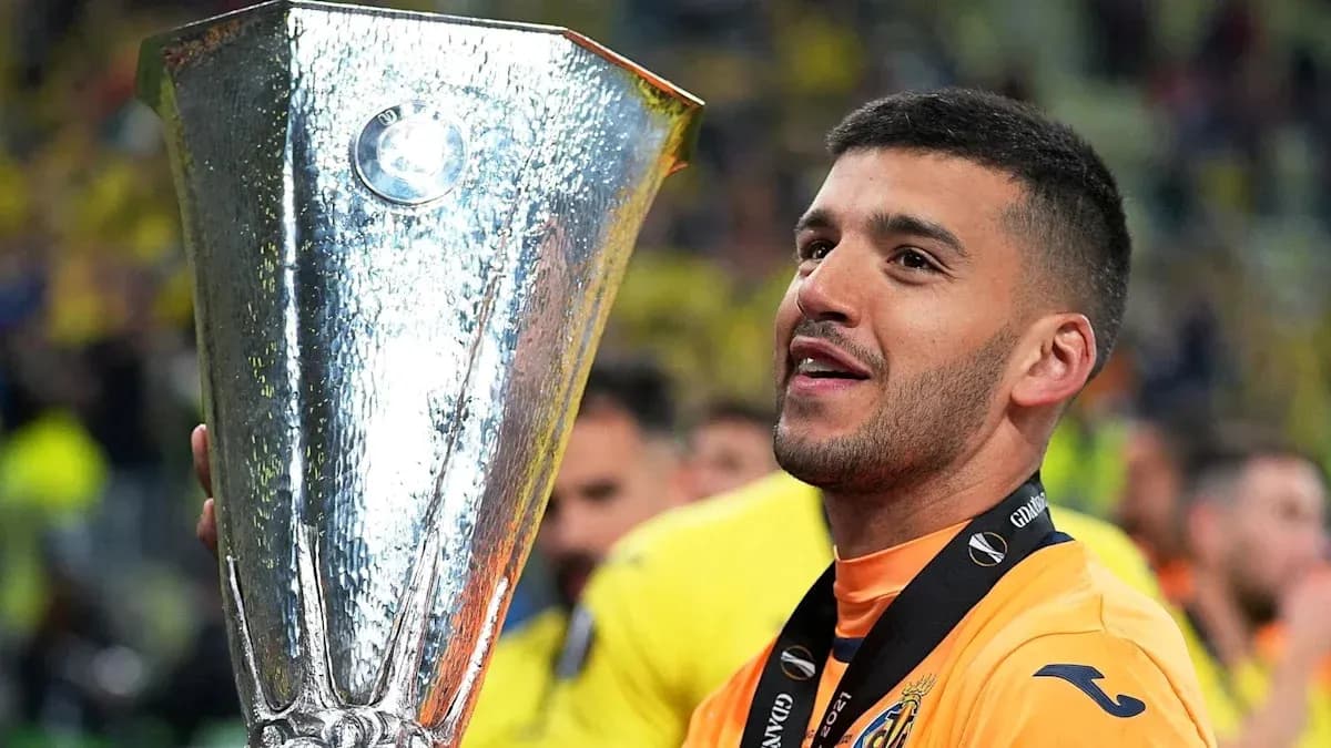 Jugador sosteniendo el trofeo de la UEFA Europa League Jugador sosteniendo el trofeo de la UEFA Europa League