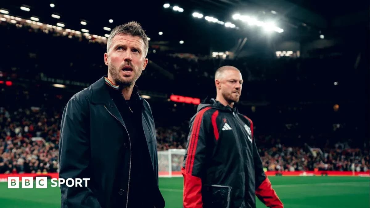 Entrenadores caminando por el campo en Old Trafford Entrenadores caminando por el campo en Old Trafford