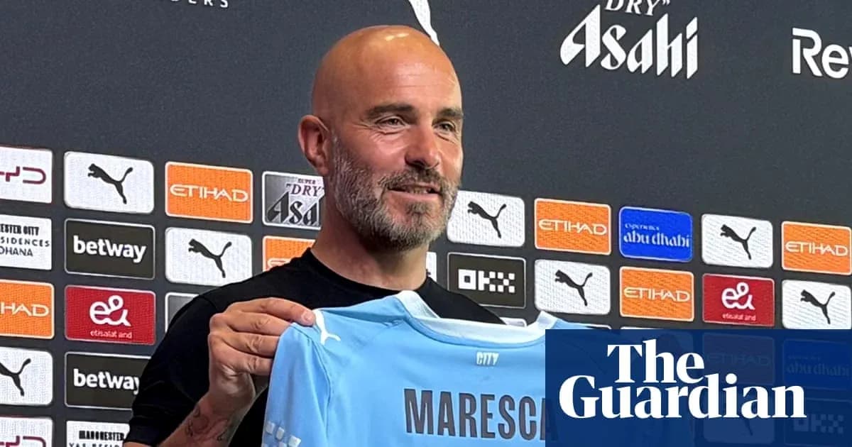 Entrenador presenta camiseta de Maresca en rueda de prensa Entrenador presenta camiseta de Maresca en rueda de prensa