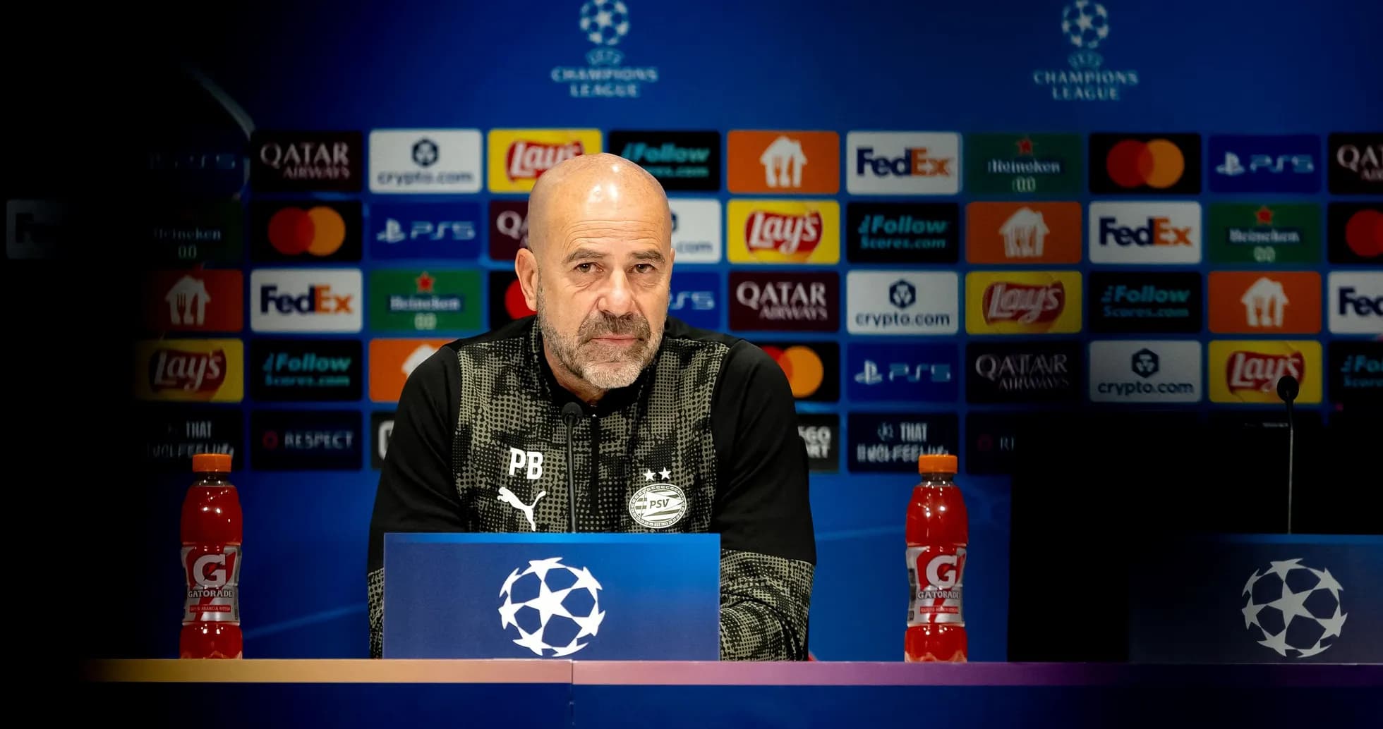Entrenador en conferencia de prensa de Champions League Entrenador en conferencia de prensa de Champions League