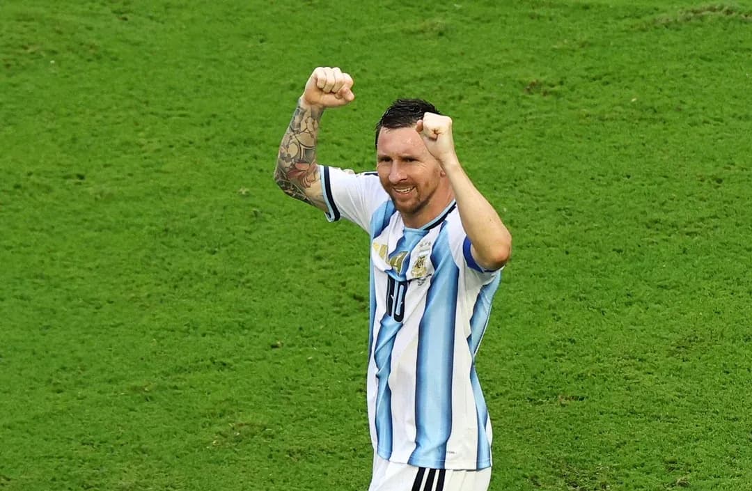 Jugador argentino celebrando en el campo de fútbol Jugador argentino celebrando en el campo de fútbol