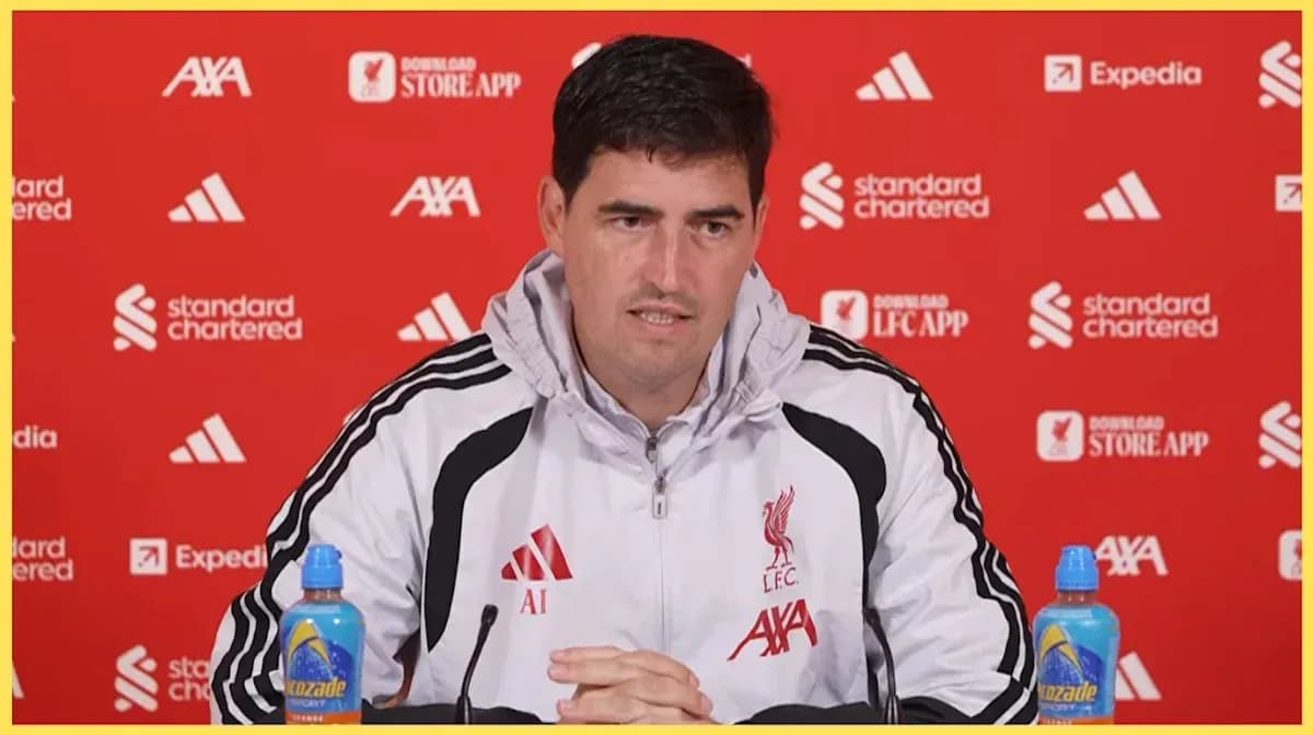 Entrenador en conferencia de prensa con fondo rojo Entrenador en conferencia de prensa con fondo rojo