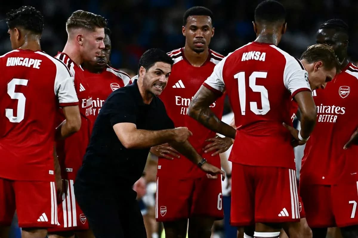 Entrenador de Arsenal hablando con jugadores durante reunión Entrenador de Arsenal hablando con jugadores durante reunión