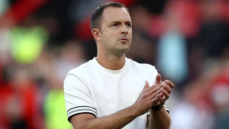 Entrenador aplaudiendo en el banquillo del partido Entrenador aplaudiendo en el banquillo del partido