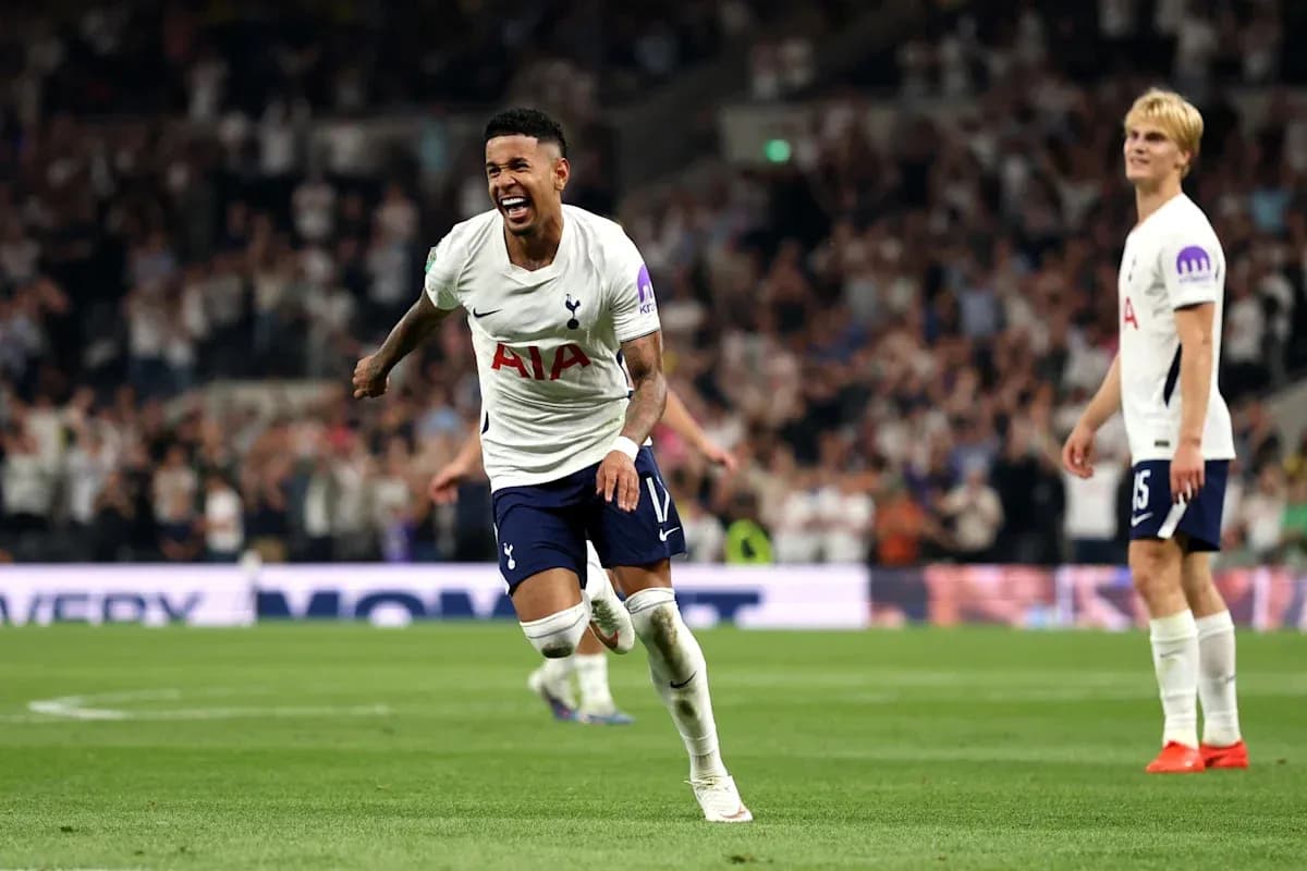 Jugador de Tottenham celebrando un gol en el estadio Jugador de Tottenham celebrando un gol en el estadio
