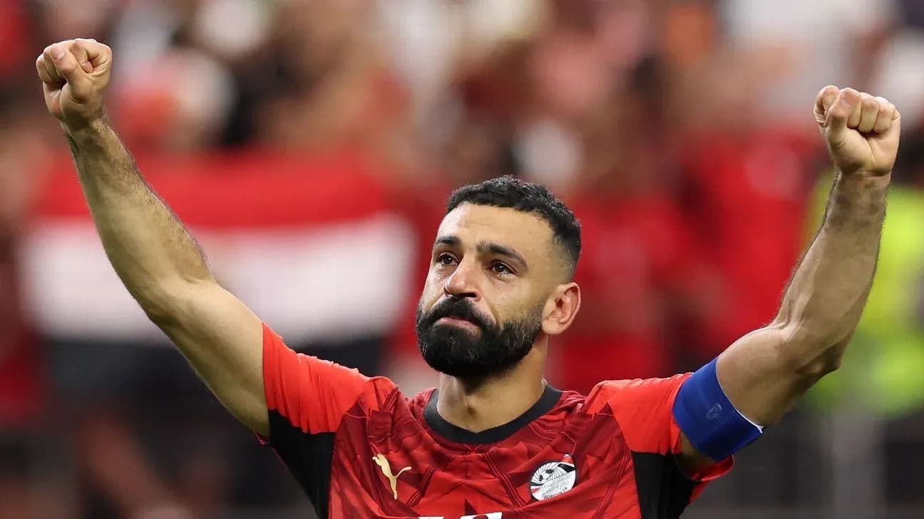 Jugador levantando el puño en celebración Jugador levantando el puño en celebración