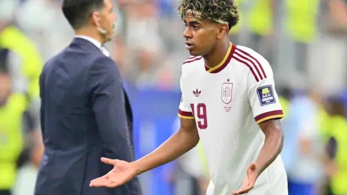 Jugador de España discutiendo con el entrenador durante el partido Jugador de España discutiendo con el entrenador durante el partido