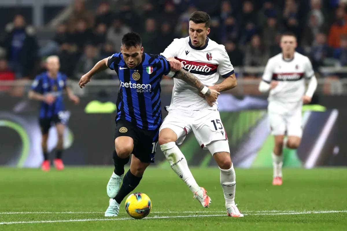 Lautaro Martínez y jugador de Bologna en acción Lautaro Martínez y jugador de Bologna en acción