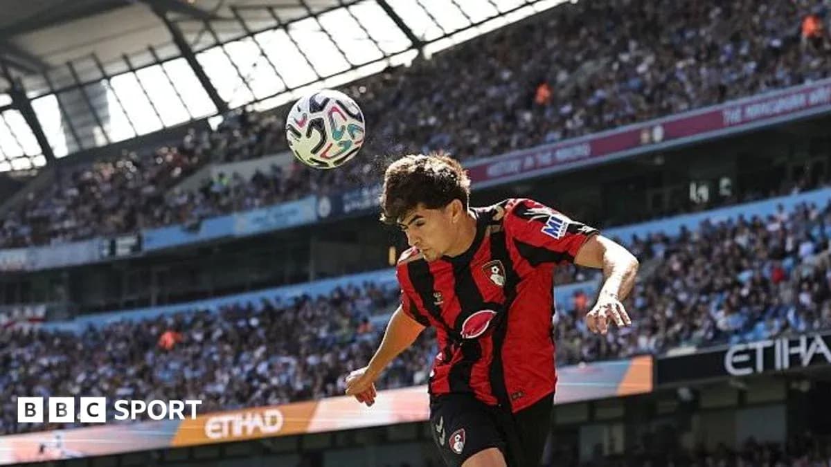 Jugador de Bournemouth cabeceando el balón en el partido Jugador de Bournemouth cabeceando el balón en el partido