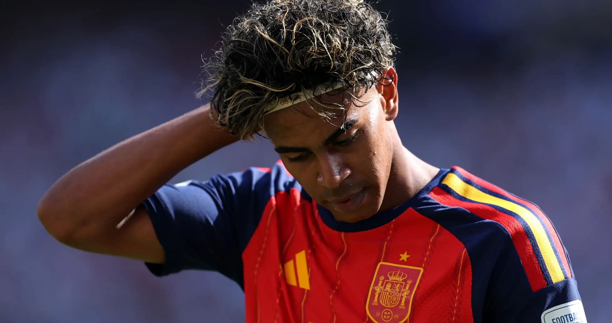 Jugador de España con camiseta roja, pensativo Jugador de España con camiseta roja, pensativo