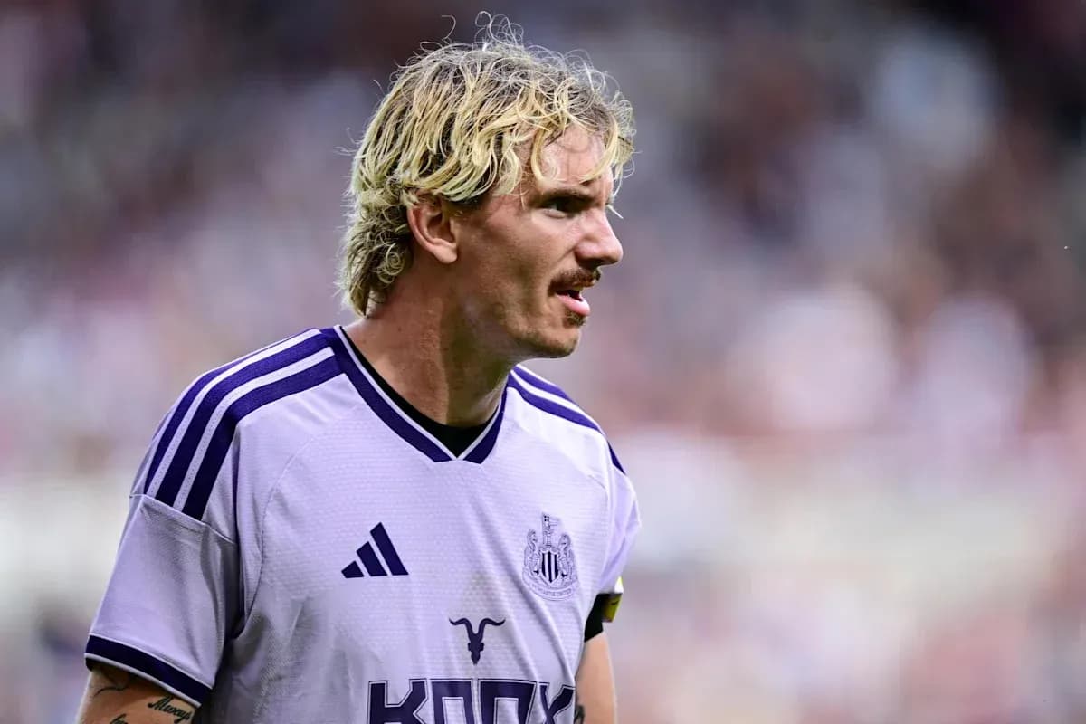 Jugador de Newcastle con camiseta morada en el campo Jugador de Newcastle con camiseta morada en el campo